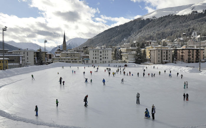 Eislaufen auf der Natureisbahn Davos &copy; Destination Davos Klosters