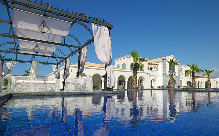 Mehr als 60(!) Pools findet man hier. &copy; Anemos Luxury Grand Resort