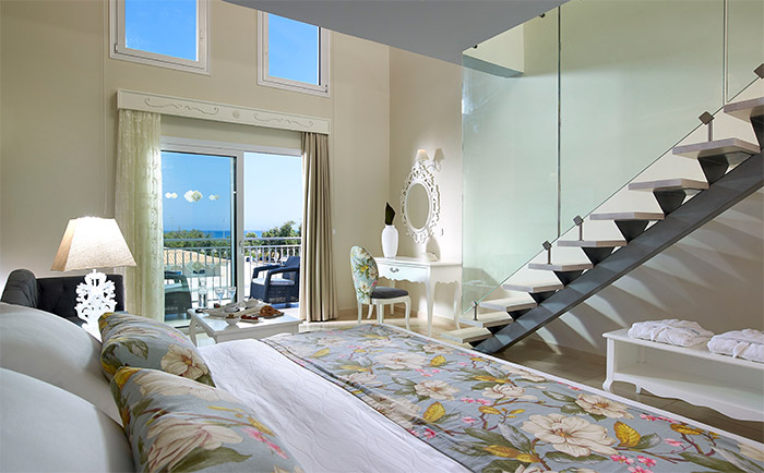 Manche der Zimmer gehen über zwei Ebenen. &copy; Anemos Luxury Grand Resort