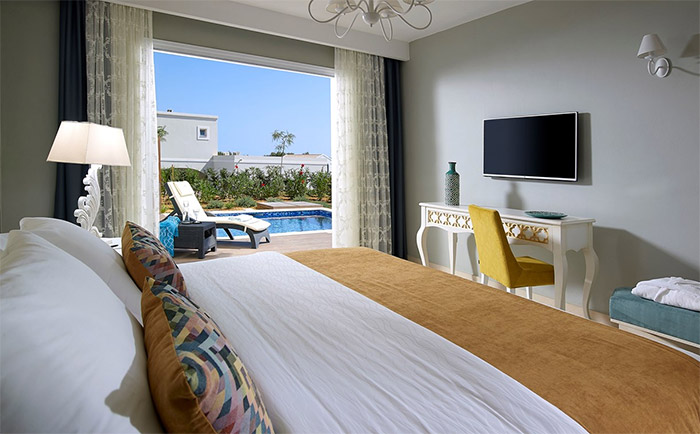 Nicht der unangenehmste Ausblick aus einem Hotelzimmer. &copy; Anemos Luxury Grand Resort