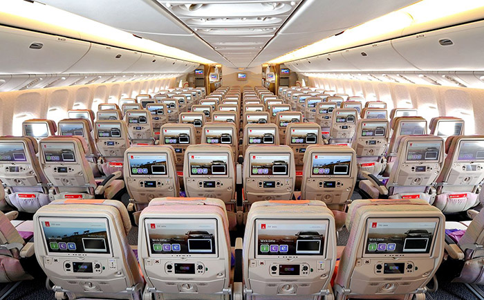 Viel Raum in der Economy Class im A380. &copy; Emirates