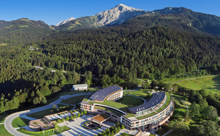 Das Hotel zeigt sich wunderschön eingebettet in die Alpenlandschaft. &copy; Kempinski