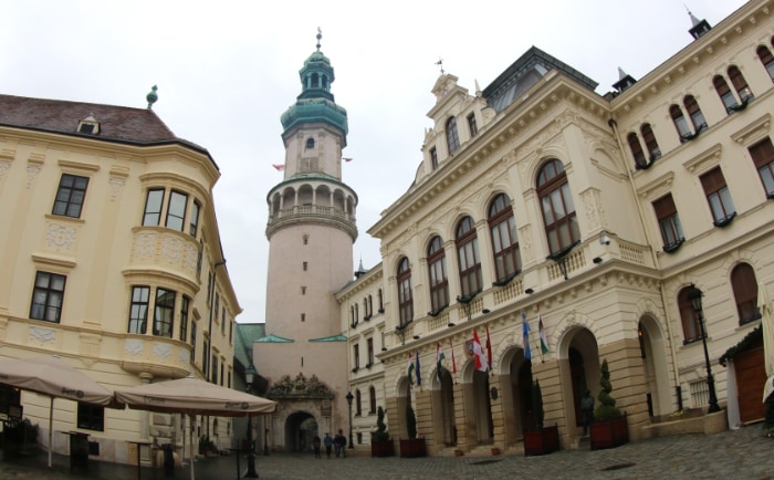 Der Feuerturm, das Rauthaus und das Museumsquartier befinden sich am lokalen Hauptplatz. &copy; Martin Dichler