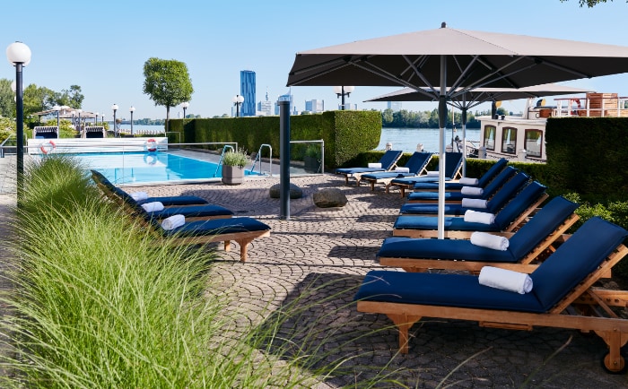Pool im Hilton Vienna Waterfront. &copy; 2024 Hilton
