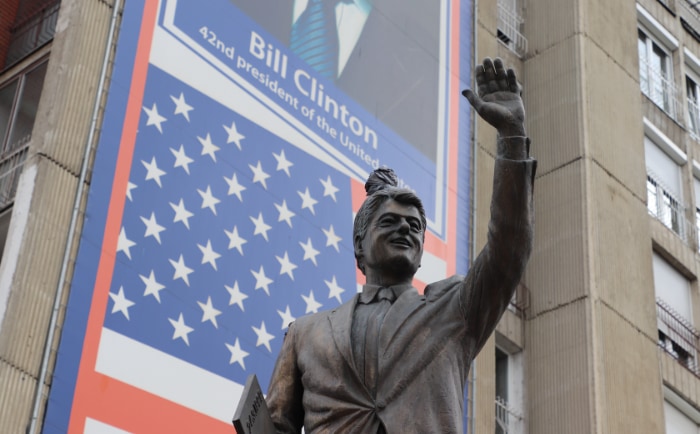 Die Bill Clinton Statue am Bill Clinton Boulevard. &copy; Martin Dichler