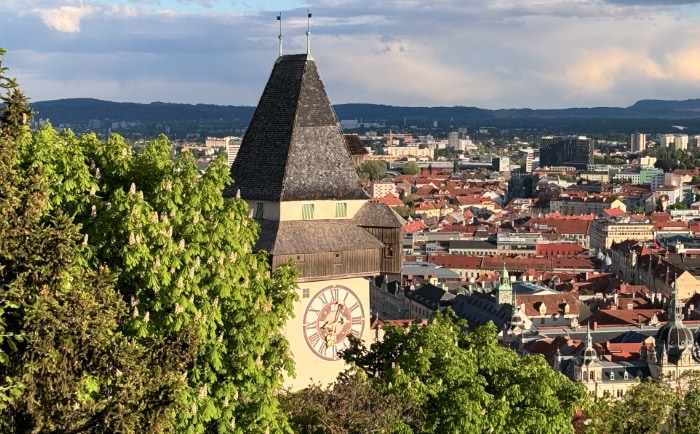 Der Schlossberg mit dem Uhrturm befindet sich in der Nähe. &copy; ReiseInsider