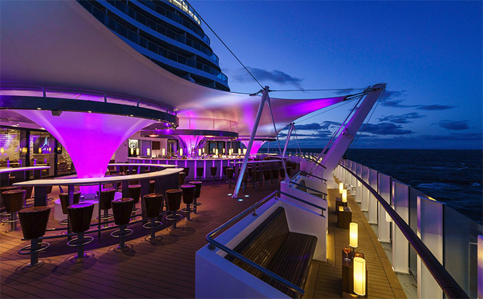 Drinks gibt es unter anderem in der "Lanai Bar". &copy; AIDA Cruises