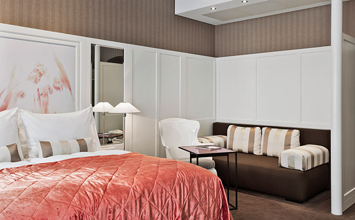Chillige Couch im Superior-Zimmer. &copy; Hotel Harmonie