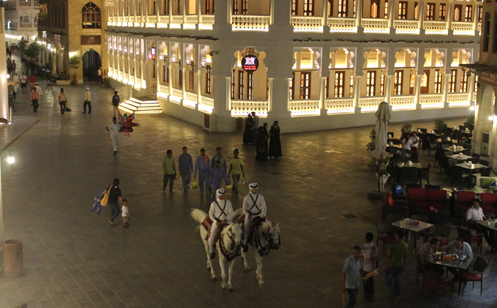 Souq Wakif am Abend - Hauptstraße mit Restaurants und berittener Polizei. &copy; Susanne Dreier-Phan Quoc