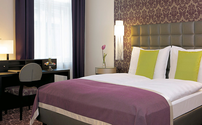 Elegantes und beruhigendes Styling der Zimmer. &copy; Steigenberger Hotel Herrenhof
