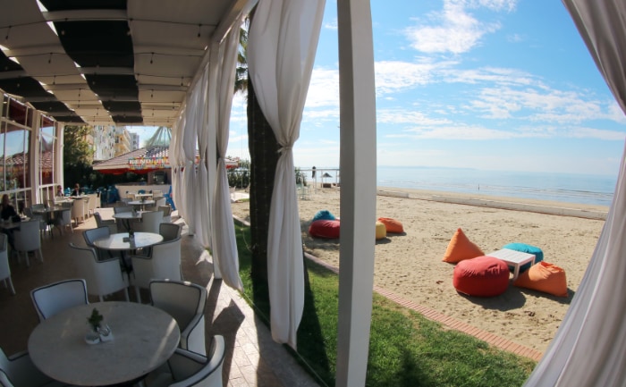 Hier schmeckt der Cappuccino: Das Strandrestaurant des "Adriatik". &copy; Martin Dichler