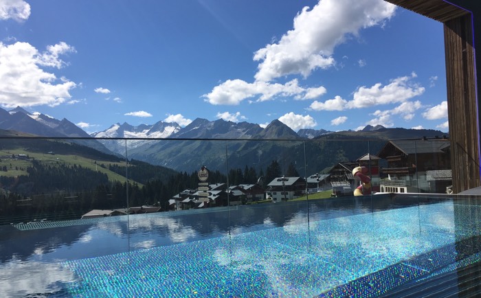 Infinity-Pool mit tollem Ausblick. &copy; Alpenwelt Resort