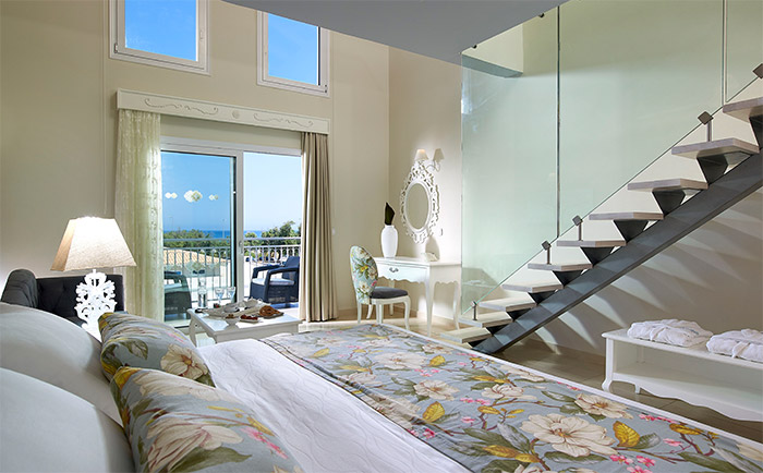 Manche der Zimmer gehen über zwei Ebenen. © Anemos Luxury Grand Resort Manche der Zimmer gehen über zwei Ebenen. © Anemos Luxury Grand Resort