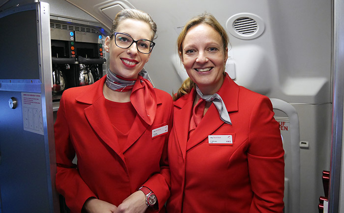 Auch an Bord der Embraer: Charming Austrian Crew. © Martin Metzenbauer Auch an Bord der Embraer: Charming Austrian Crew. © Martin Metzenbauer