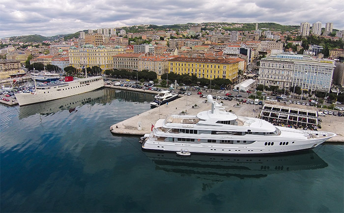 Der Hafen von Rijeka mit dem Botel auf der linken Seite. © Tourismusverband Rijeka Der Hafen von Rijeka mit dem Botel auf der linken Seite. © Tourismusverband Rijeka