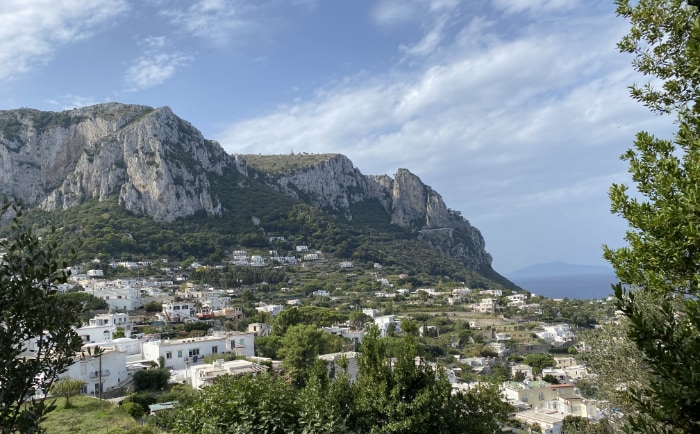 Blick von Capri in Richtung Anacapri. &copy; Martin Metzenbauer