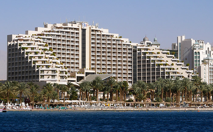 Große Hotels wie das "Dan Eilat" prägen die Skyline der Stadt. &copy; Martin Metzenbauer
