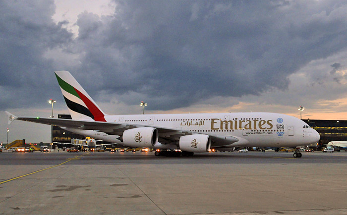 Airbus A380 von Emirates am Flughafen Wien. &copy; Martin Metzenbauer