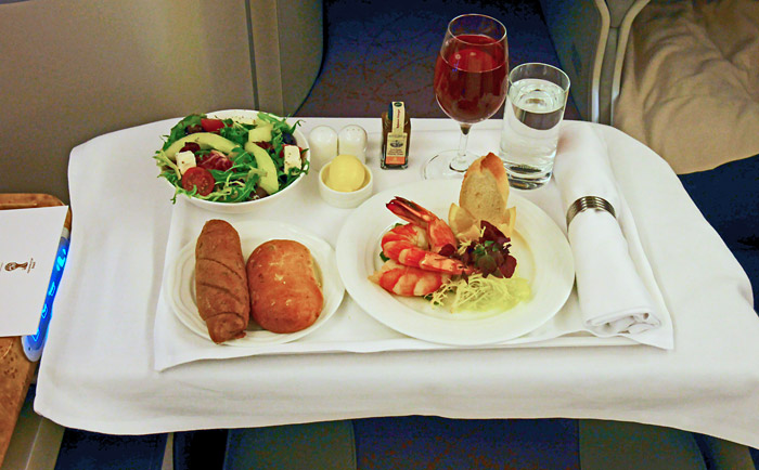 Essen in der Business Class. &copy; Martin Metzenbauer