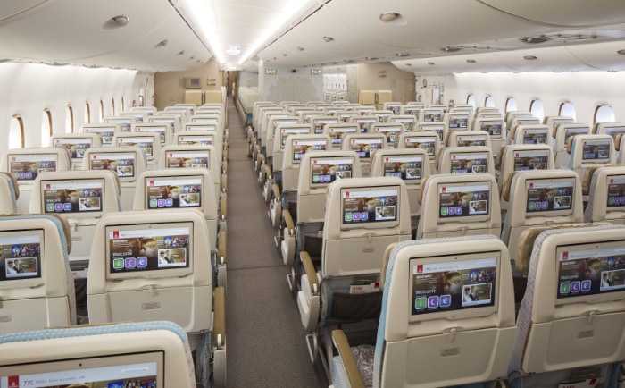 Die Sitze der Premium Economy Class verfügen über große Bildschirme. &copy; Emirates