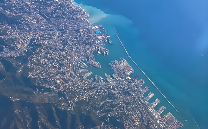Genua mit seinem markanten Hafen aus der Luft betrachtet. &copy; ReiseInsider