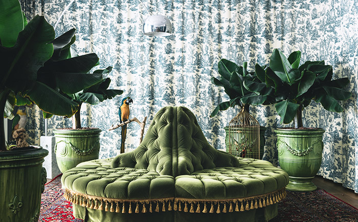 Ein rundes Sofa findet man wohl nicht so bald in einer Suite. &copy; Grand Ferdinand