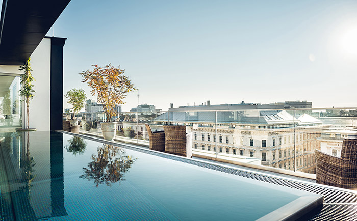 Der Rooftop-Pool in der Grand Etage. © Grand Ferdinand Der Rooftop-Pool in der Grand Etage. © Grand Ferdinand