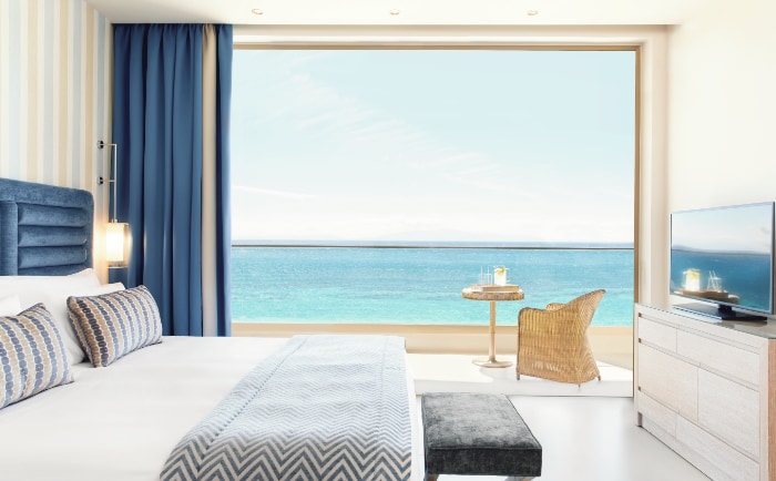 Ein Superior Double Room mit Meerblick im "Ikos Oceania" auf der Chalkidiki. &copy; Ikos Resorts