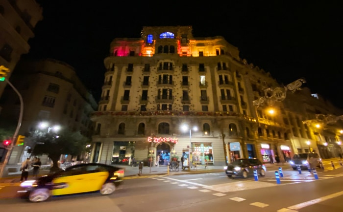 Ansicht des "Ohla Barcelona" bei Nacht. &copy; ReiseInsider