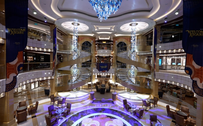 Die großzügige Piazza auf der "Enchanted Princess". &copy; Princess Cruises / Carnival Corporation