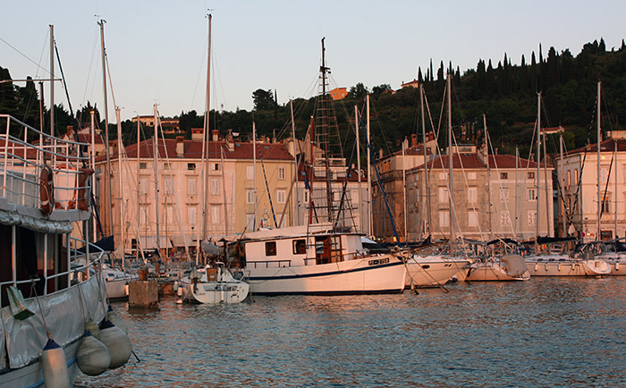 Die "Star Clipper" legt auch in der romantischen Hafenstadt Piran an. &copy; Martin Metzenbauer