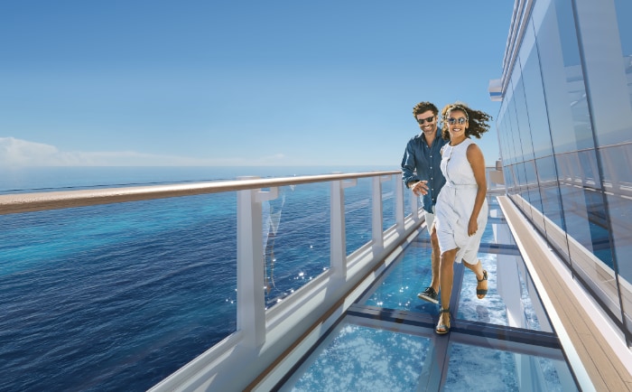 Der "Ocean Boulevard" führt teilweise über Glas. &copy; Norwegian Cruise Line