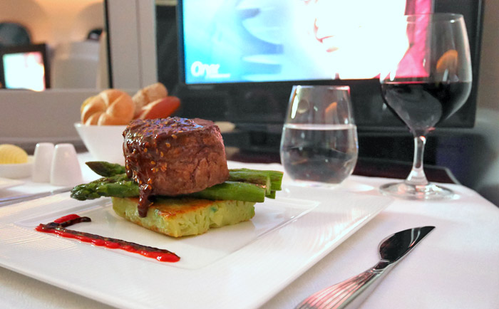 Die Kulinarik wird in der Business Class richtiggehend zelebriert. &copy; Martin Metzenbauer