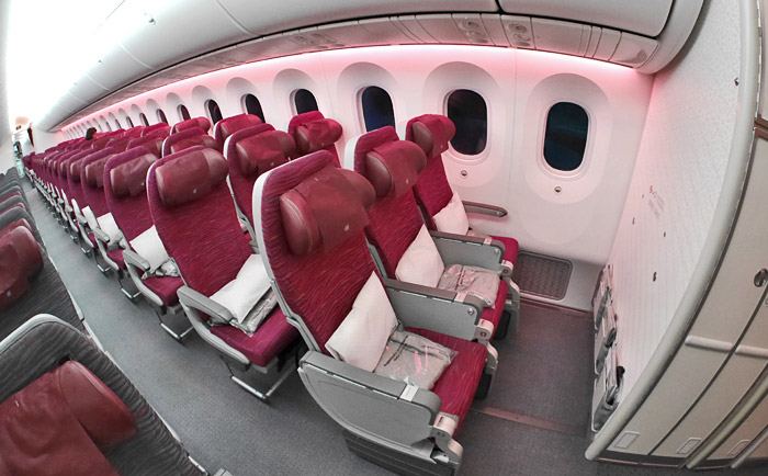Freundliche Economy Class im Dreamliner. &copy; Martin Metzenbauer