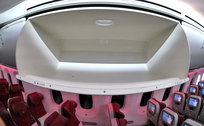 Die Overhead-Bins sind deutlich größer als bei anderen Flugzeugen. &copy; Martin Metzenbauer