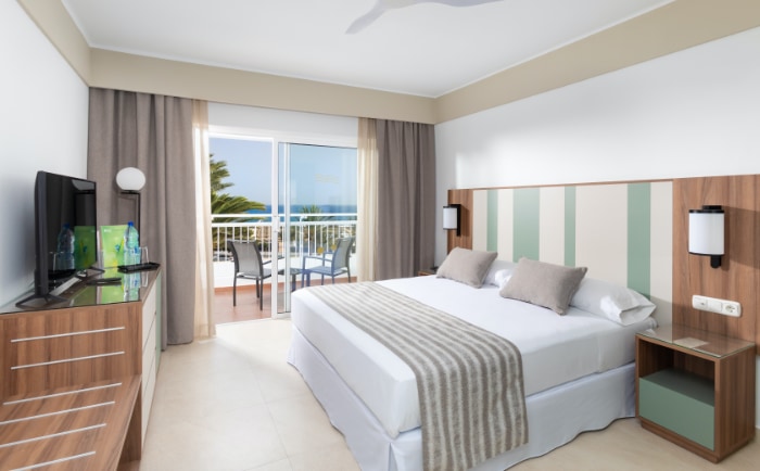 Die minimalistisch eingerichteten Zimmer. &copy; RIU Hotels & Resorts