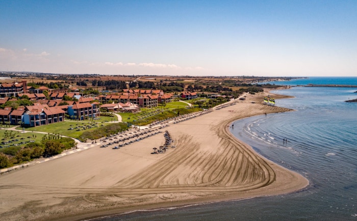 Der "Robinson Cyprus" liegt an einem langen Sandstrand. &copy; TUI