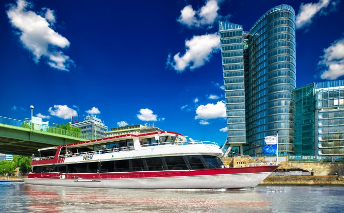 Die "MS Wien" auf der Fahrt durch den Donaukanal &copy; DDSG Blue Danube Dieter Lampl