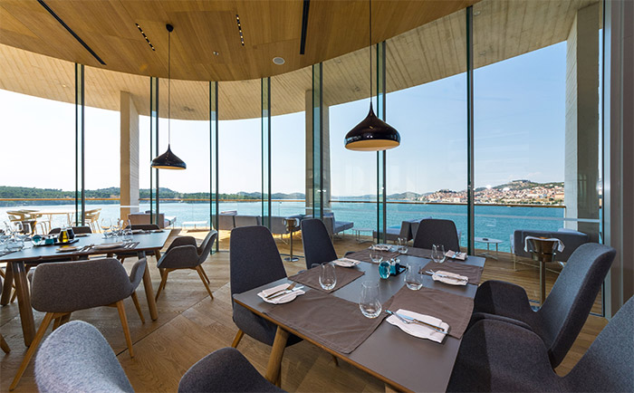 Blicks ins und aus dem Restaurant. &copy; Ivan Coric / D Hotels & Resorts