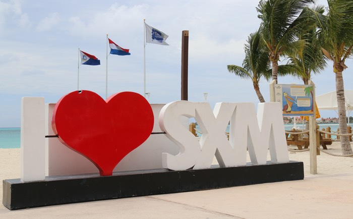 Nicht nur Luftfahrtfreunde lieben den SXM Airport. &copy; Martin Dichler