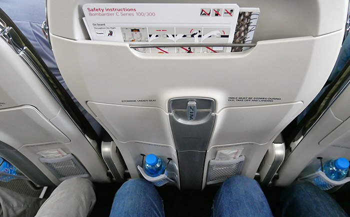 Ausreichender Sitzabstand an Bord des Regionaljets. &copy; Martin Metzenbauer