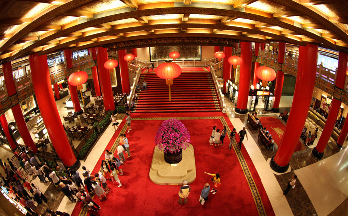 Die imposante Eingangshalle des "Taipei Grand Hotel" im chinesischen Still &copy; Martin Dichler