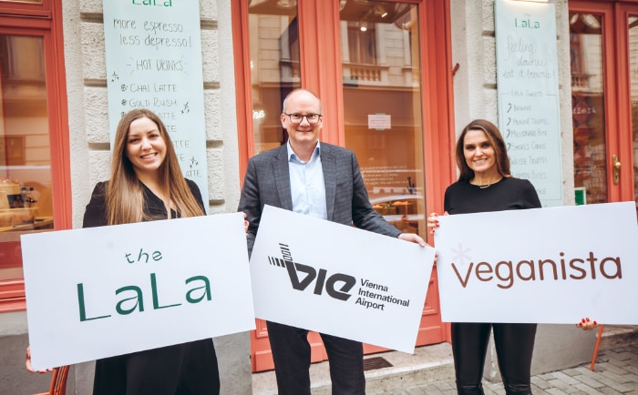Susanna Paller (links), Julian Jäger (Vorstand Flughafen Wien) und Cecilia Havmöller. &copy; Flughafen Wien