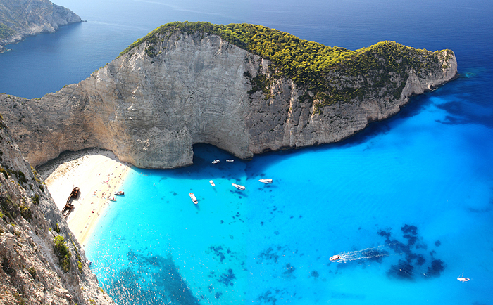 Der von Felsen eingeschlossene Strand Navagio auf der griechischen Insel Zakynthos.  &copy; Ruefa Reisen