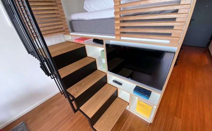 Das Bett wird über eine ausfahrbare "Gangway" erreicht. &copy; ReiseInsider