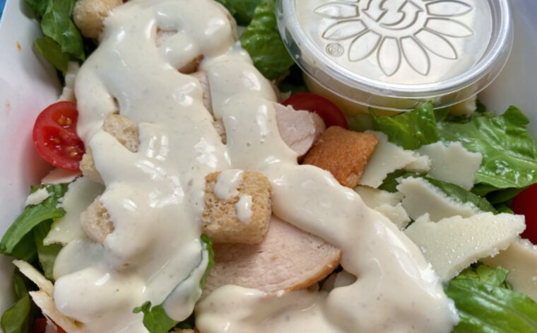 Auf der Karte steht beispielsweise der "Caesar´s Salad". &copy; ReiseInsider