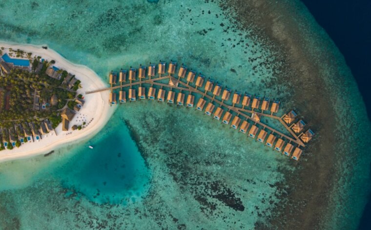 Im Emerald Faarufushi Resort & Spa gibt es auch einige Über-Wasser-Villen. &copy; Emerald Faarufushi Resort & Spa