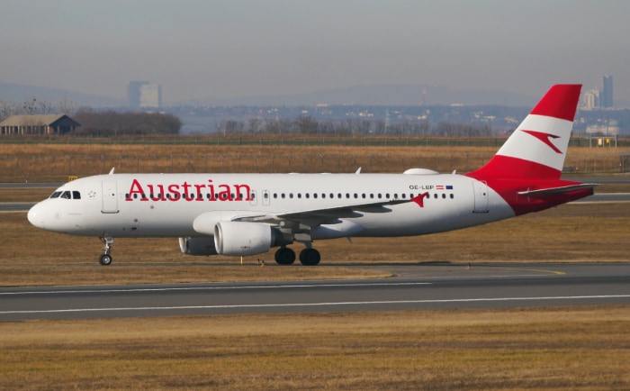 Airbus A320 von Austrian Airlines mit Internet an Bord (erkennbar an der buckeligen Antennenverkleidung vor der Heckflosse). &copy; ReiseInsider