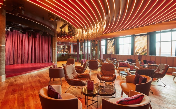 Der neu gestaltete "Club 2". &copy; Hapag-Lloyd Cruises