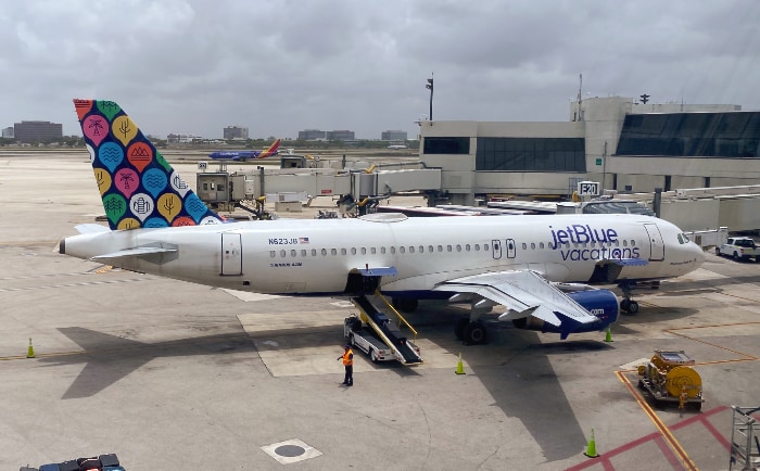 Airbus A320 von Jetblue am Flughafen Miami. &copy; ReiseInsider